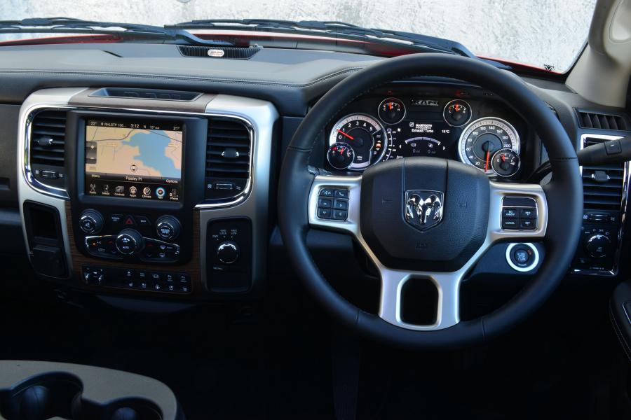 Панель приборов Dodge Ram 2500 Laramie Crew Cab 2015 года  (AU) (фото 2 из 40)